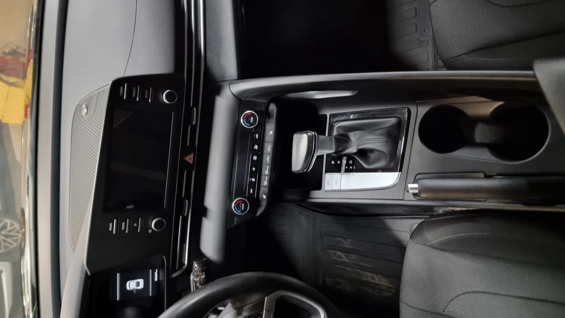 Hyundai Elantra photo